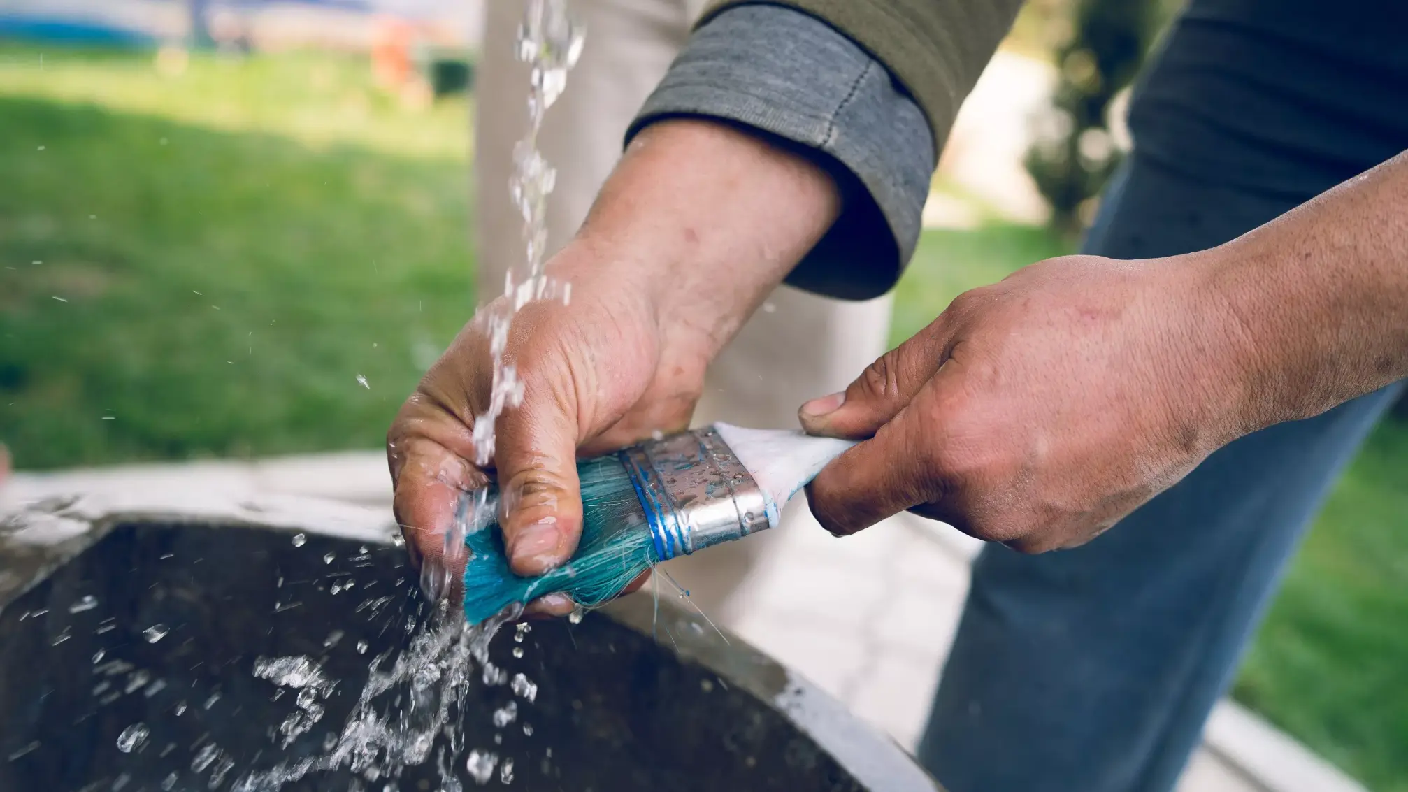 Nettoyer la Peinture Acrylique Efficacement