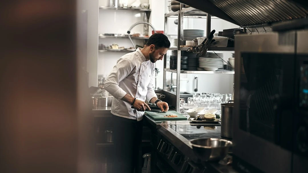 Bac dégraisseur extérieur plein près d une cuisine professionnelle avec odeurs et risque de débordement