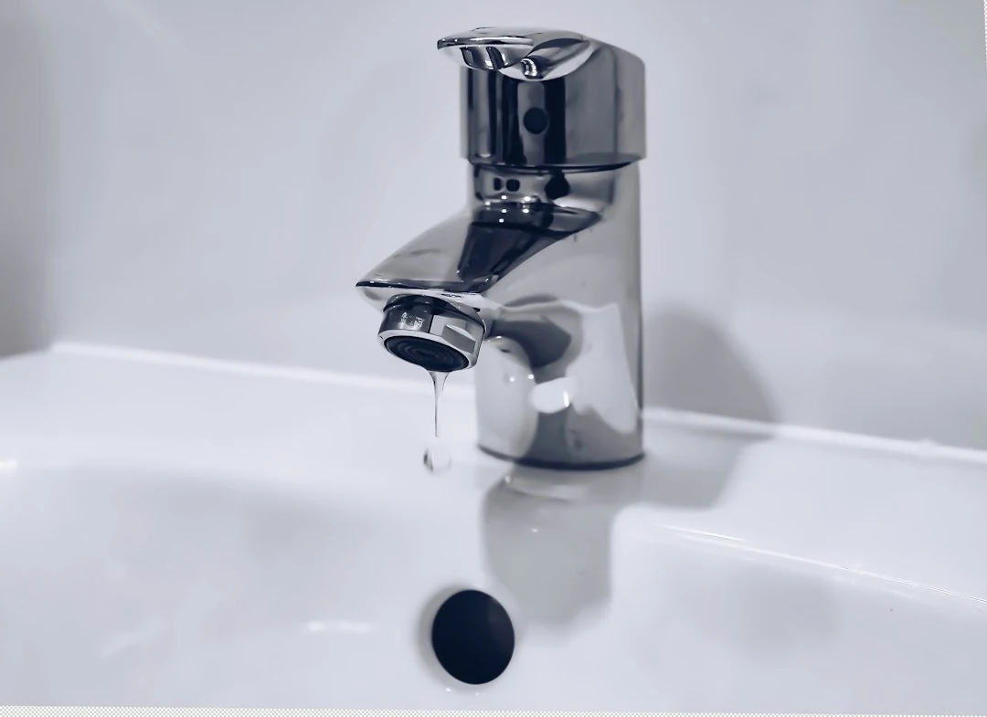 Bonde clic-clac de lavabo bloquée fermée dans une salle de bain