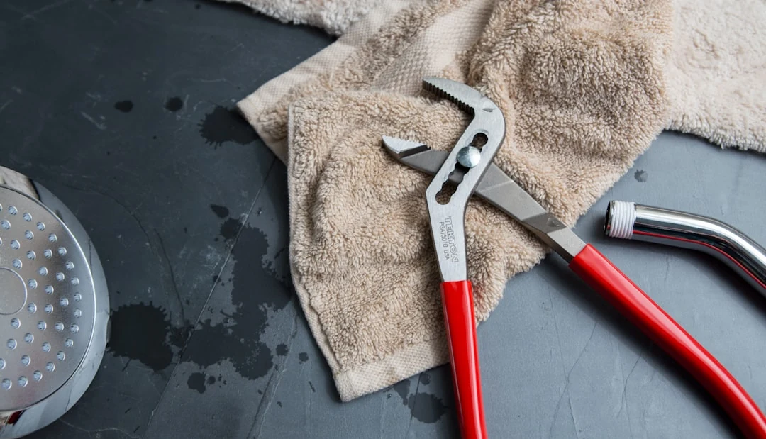 Démontage prudent d une bonde clic-clac de lavabo avec outils de plomberie