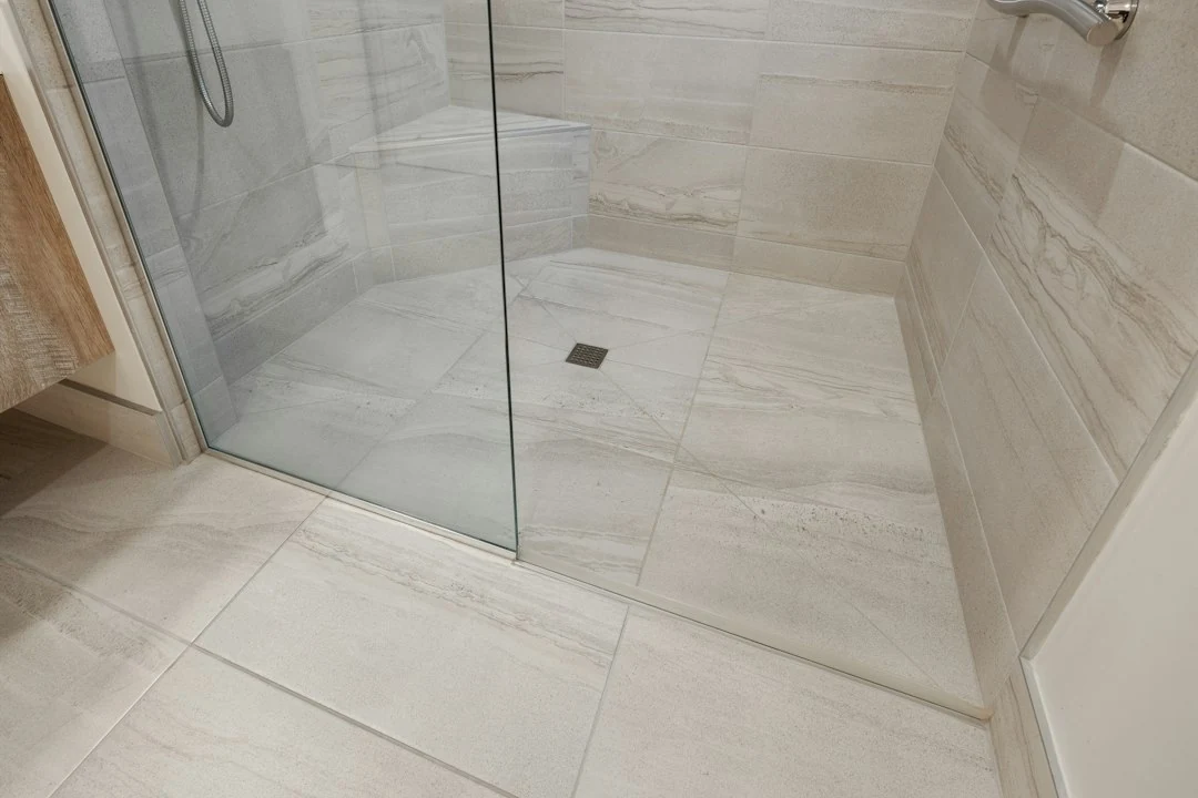 Nettoyage prudent d une bonde de douche italienne bouchée par cheveux et savon