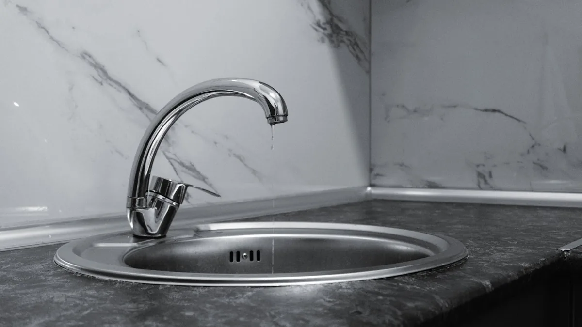 Canalisation bouchée en copropriété dans une cuisine d’appartement
