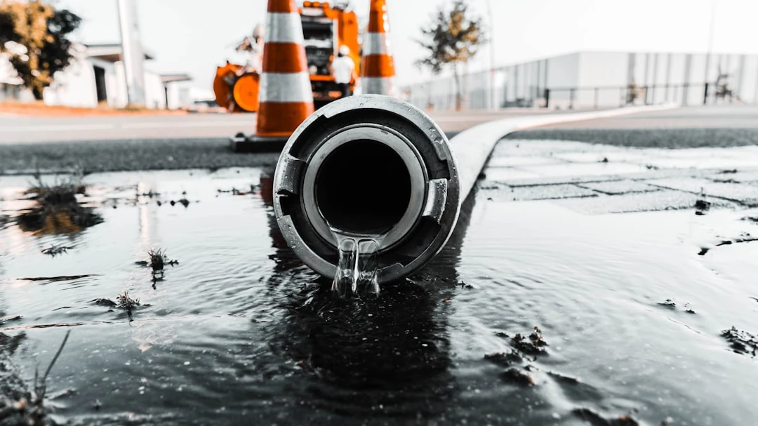 Débouchage d une canalisation obstruée par amas de litière et dépôts