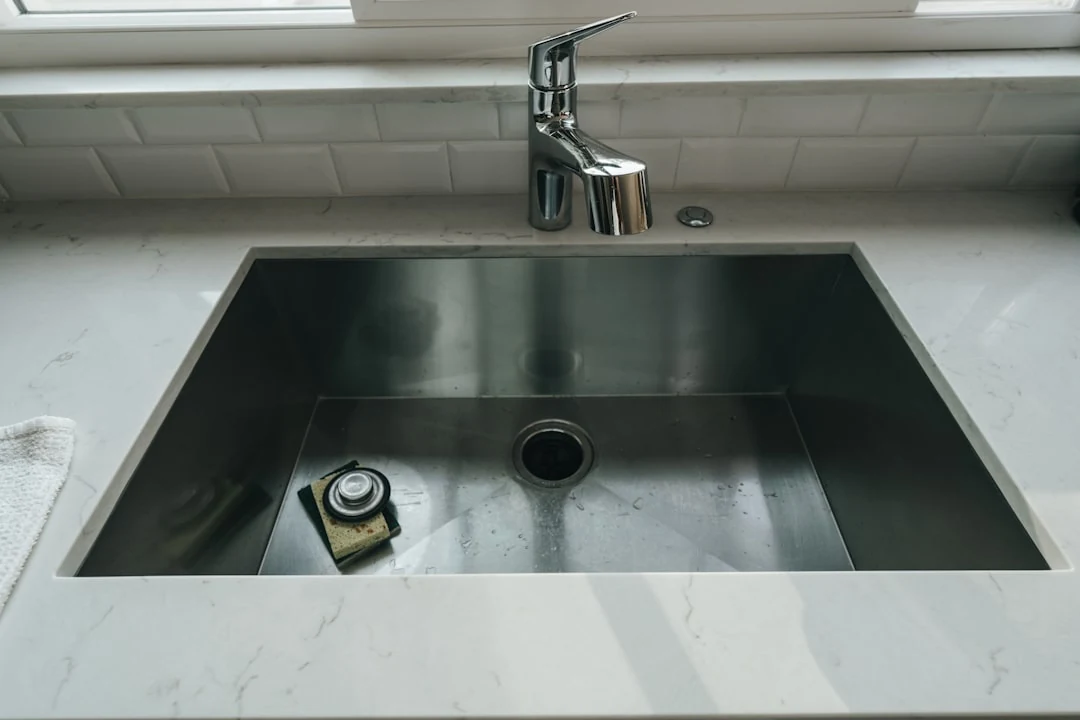 Canalisation bouchée par peinture après travaux avec évacuation de plomberie obstruée