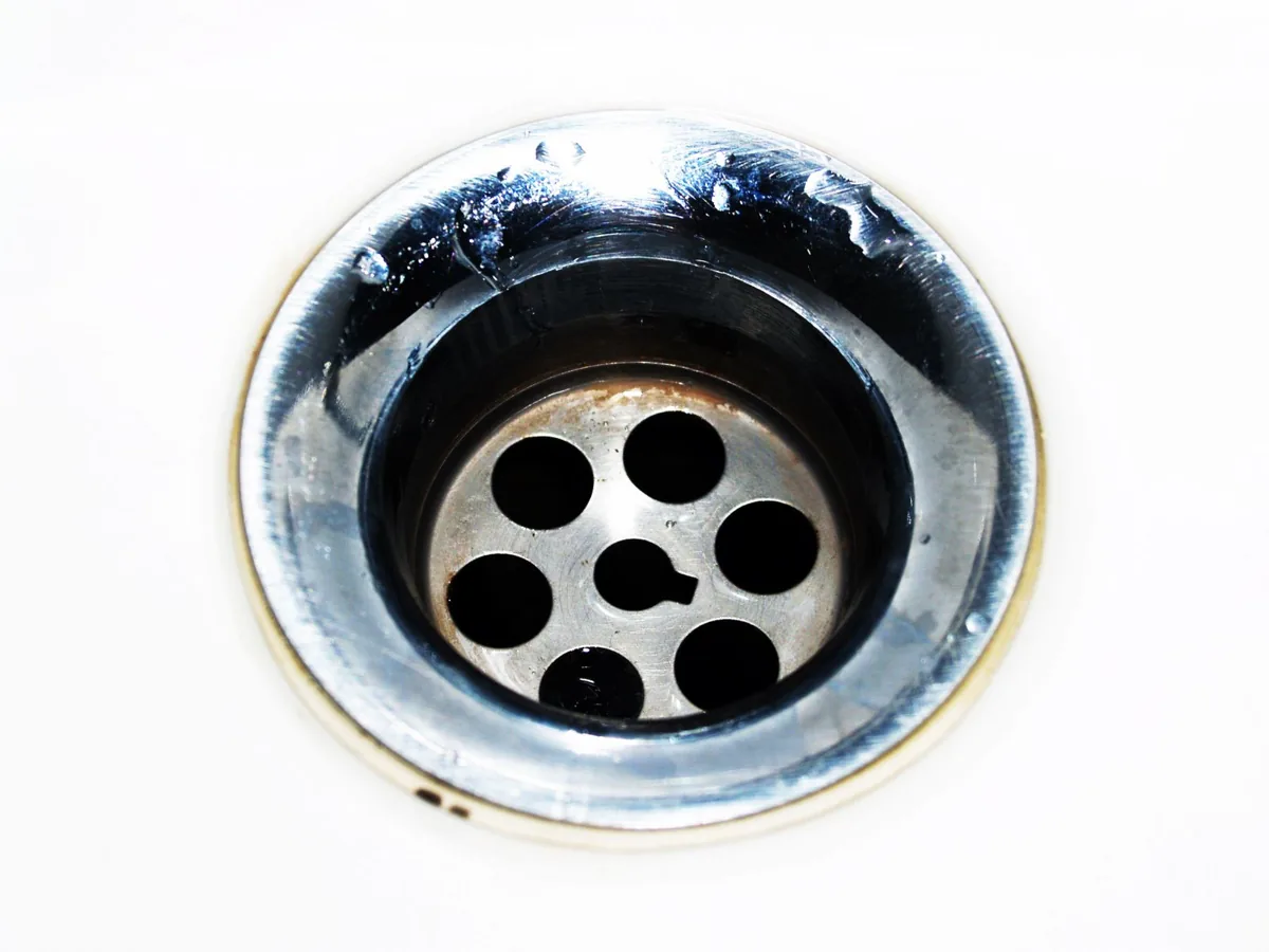 Canalisation enterrée bouchée avec évacuation domestique à surveiller