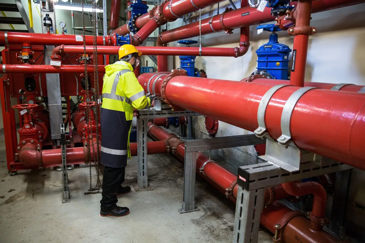 Inspection d’un réseau de canalisation pour localiser un bouchon enterré