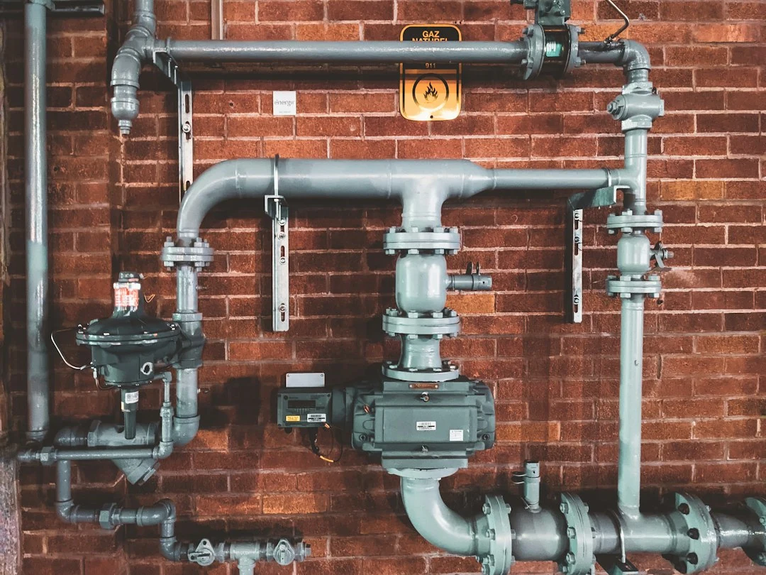 Canalisation extérieure écrasée avec diagnostic de réseau enterré en maison