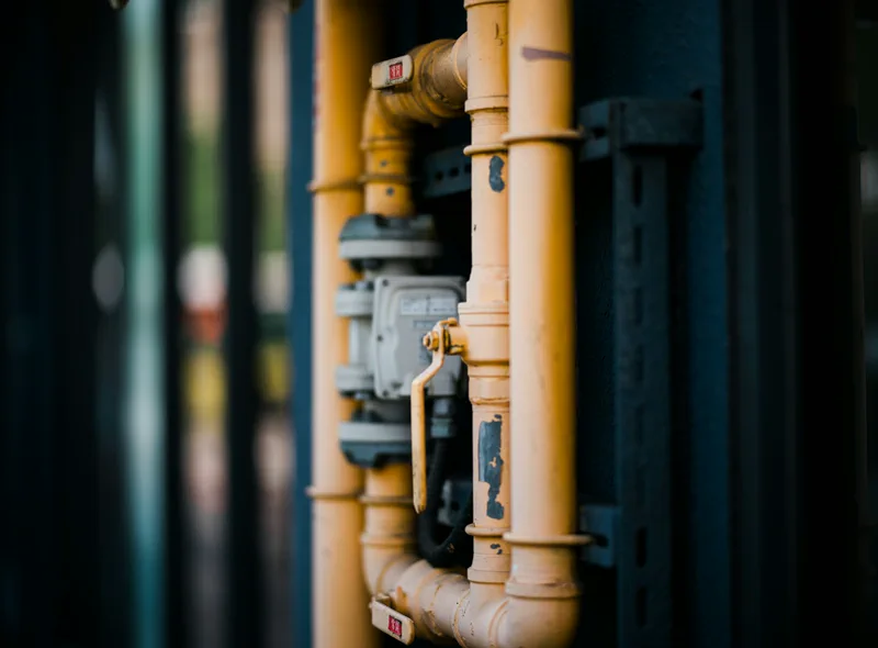 Vannes et tuyauterie gaz d un chauffe-eau : vérification avant intervention plombier