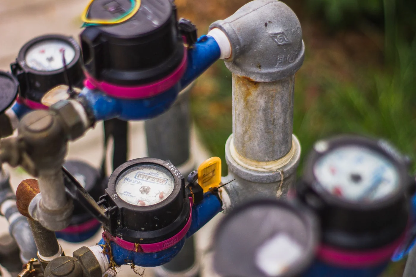 Technicien devant un chauffe-eau qui ne chauffe plus