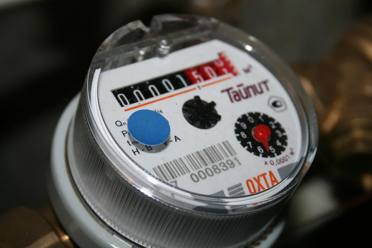 Compteur d eau avec index qui tourne, vérification de consommation