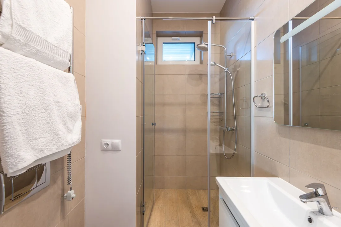 Contrôle dune bonde de douche italienne avec grille déposée