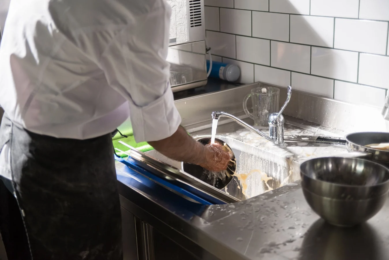 Curage bac à graisse restaurant avec entretien des évacuations de cuisine professionnelle