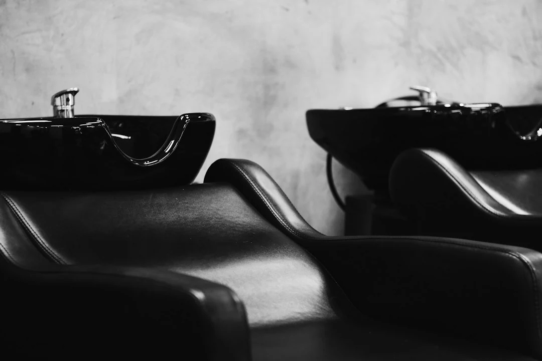 Contrôle du siphon et de l évacuation d un bac à shampoing de salon de coiffure
