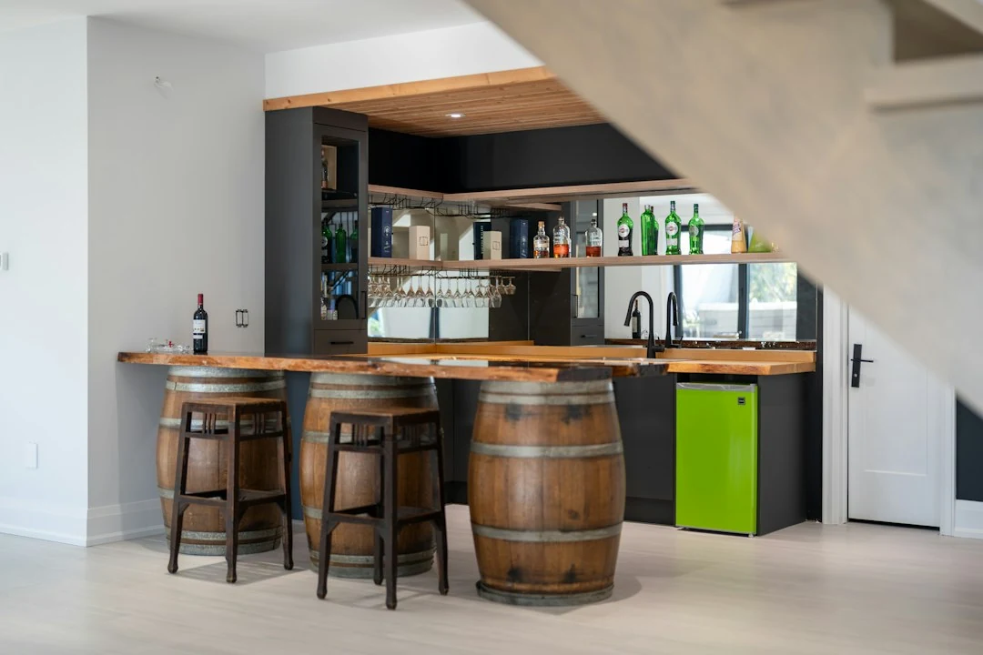 Débouchage évacuation lave-verres bar Lyon avec évier professionnel et verre au comptoir