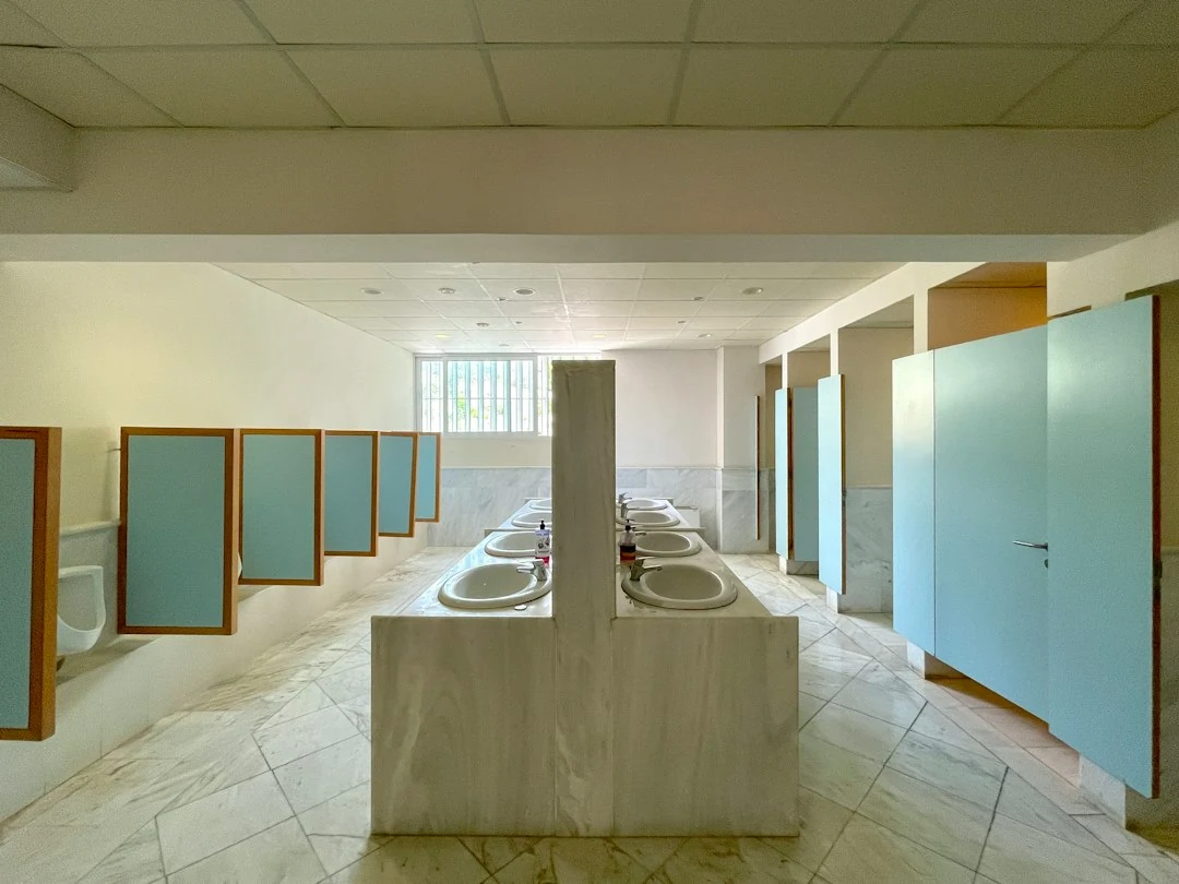 Contrôle de canalisation d urinoir bouché dans des toilettes d entreprise