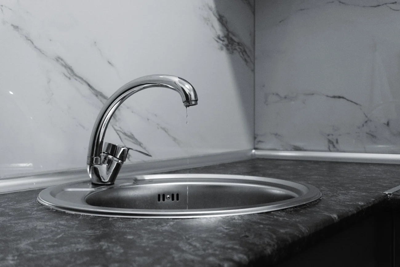 Canalisation sous évier contrôlée sans déboucheur acide dangereux