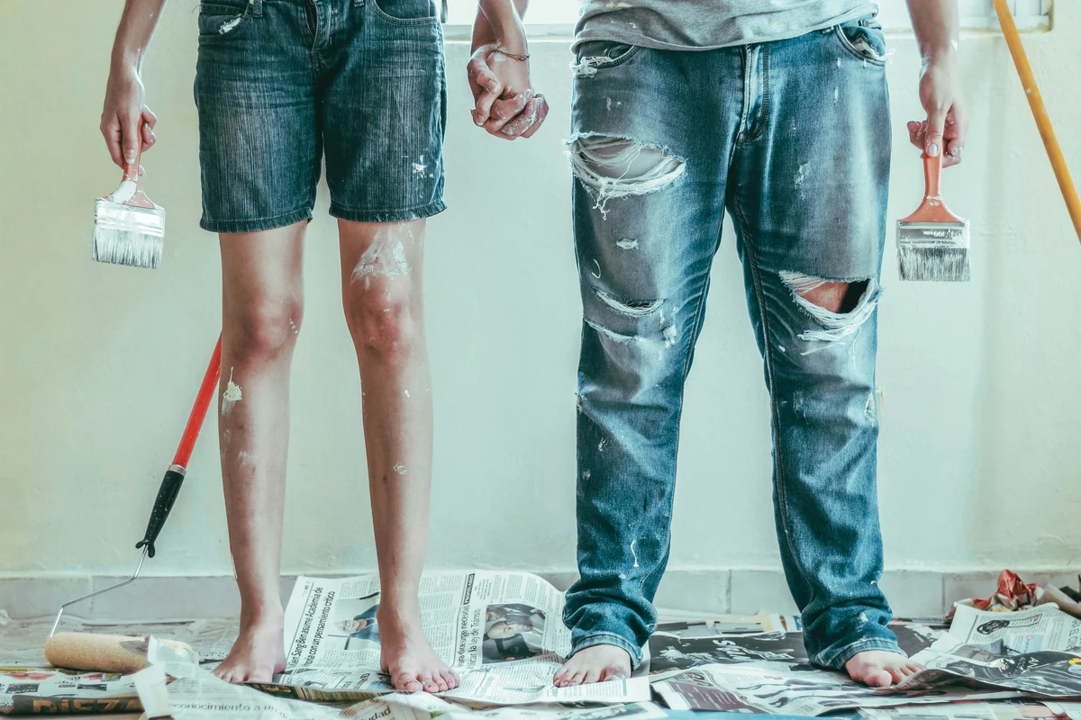 Client vérifiant un devis de dépannage plomberie avant intervention