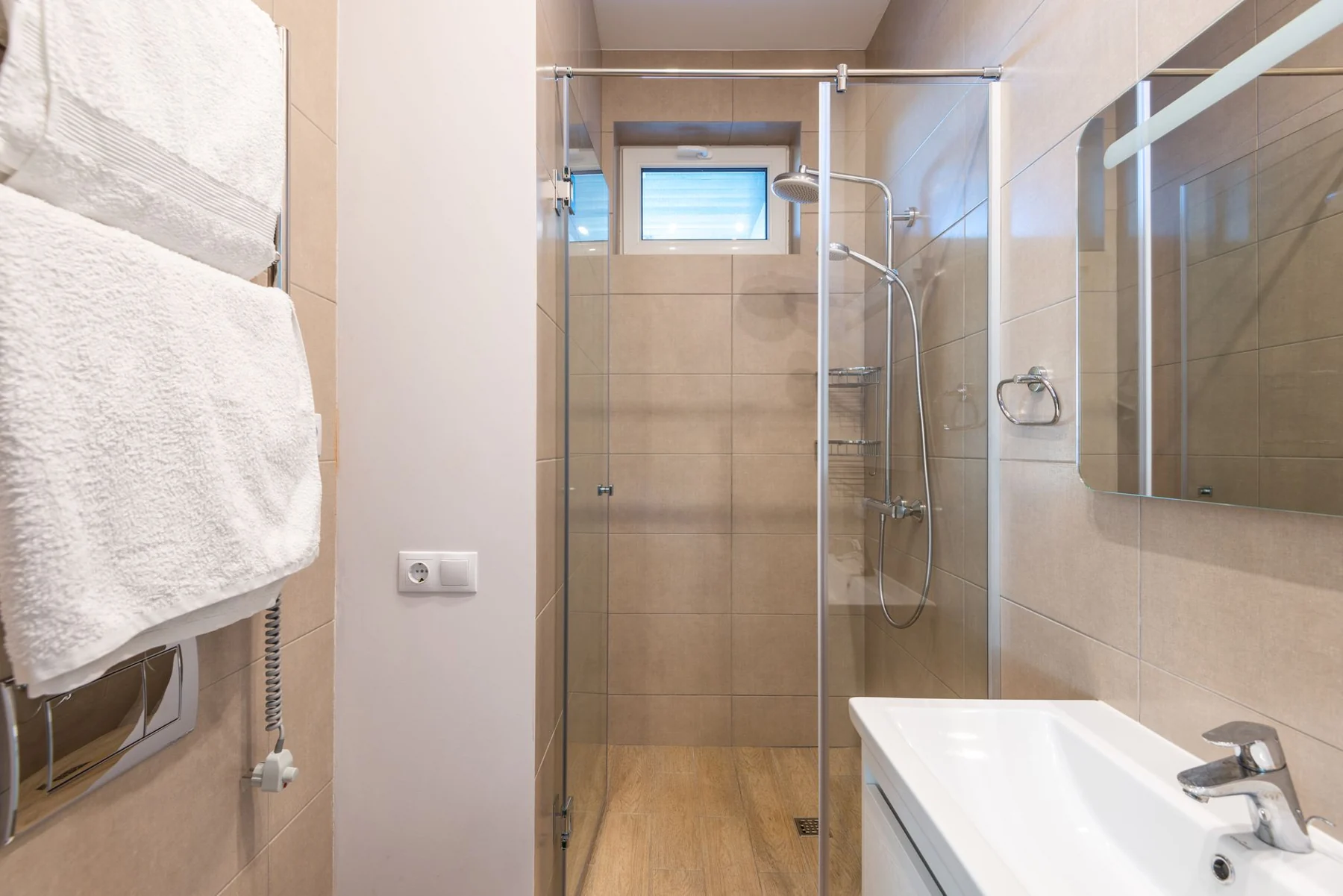Douche bouchée avec eau stagnante dans une salle de bain à Villeurbanne