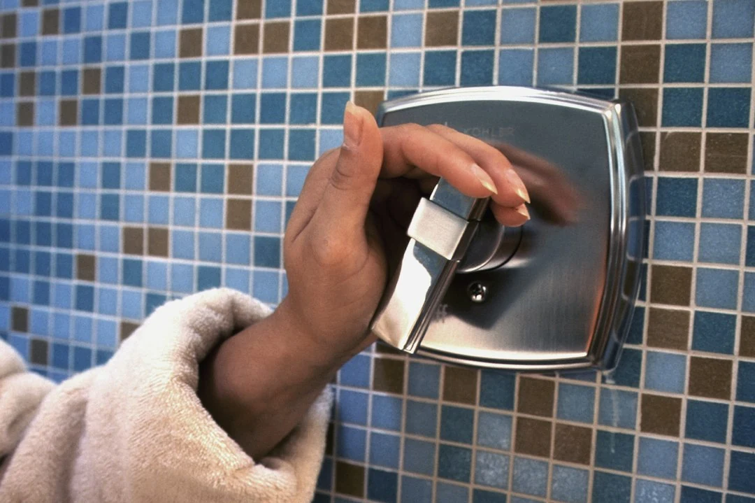 Recherche de fuite sur douche utilisée avec contrôle de bonde joint et paroi