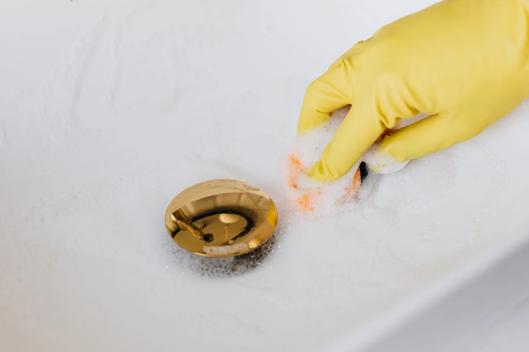 Évacuation lave-vaisselle qui refoule dans l évier avec eau stagnante en cuisine