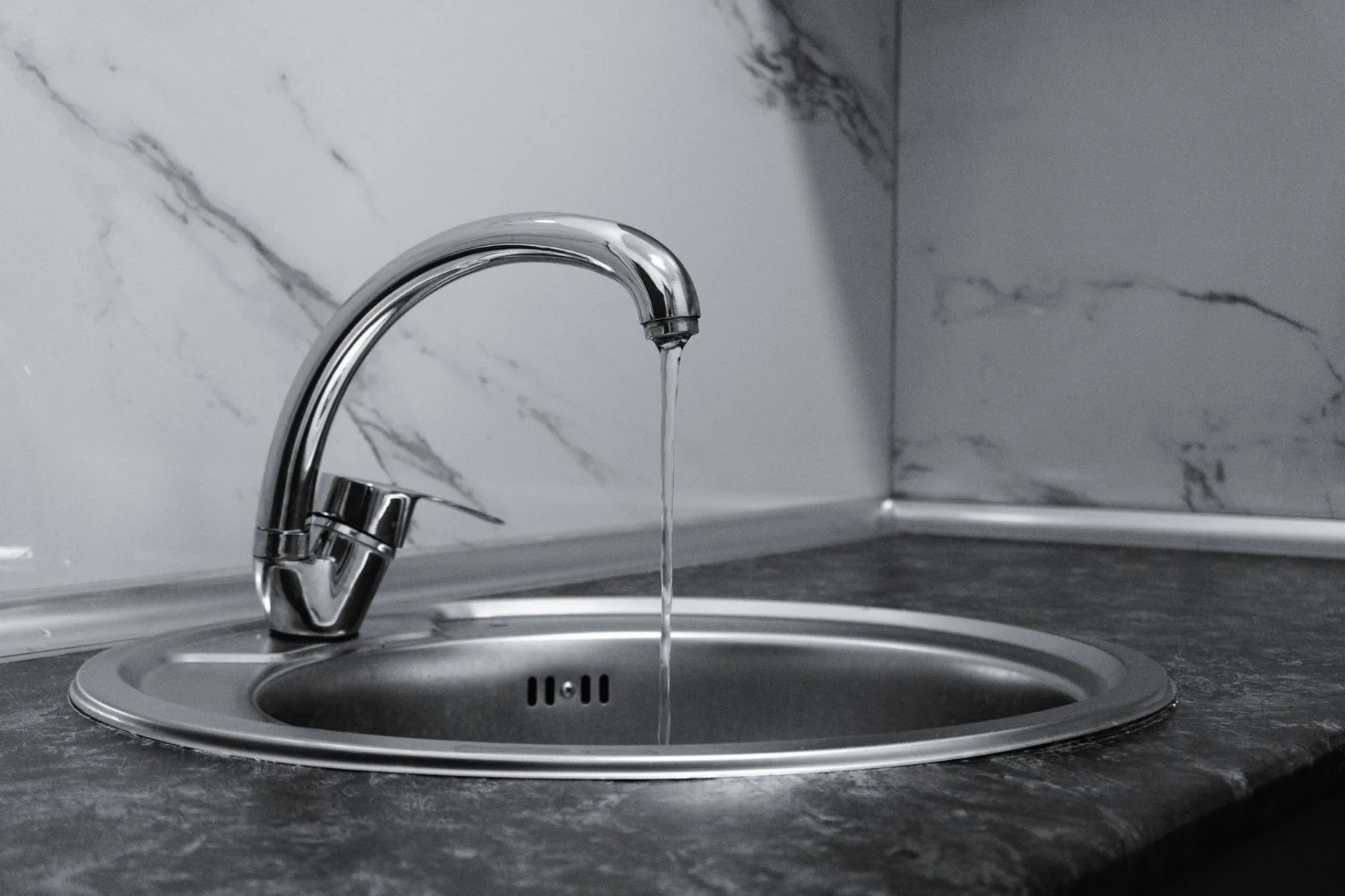 Contrôle du siphon et du tuyau de vidange d un lave-vaisselle qui refoule dans l évier