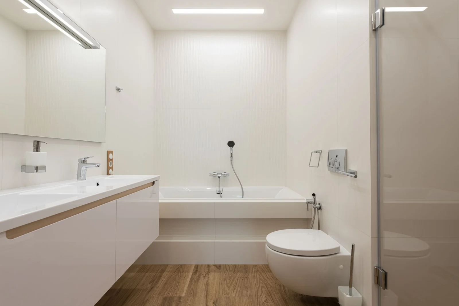 Flexible alimentation WC gonflé sous un réservoir avec risque de fuite plomberie