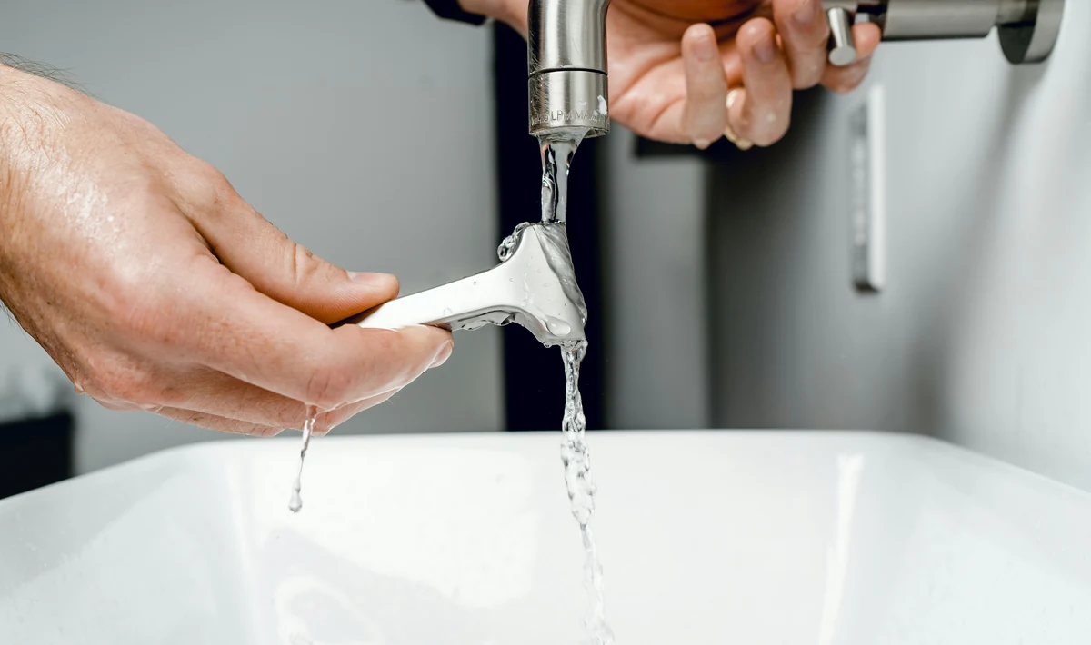 Contrôle d un flexible tressé de robinet sous lavabo avant remplacement