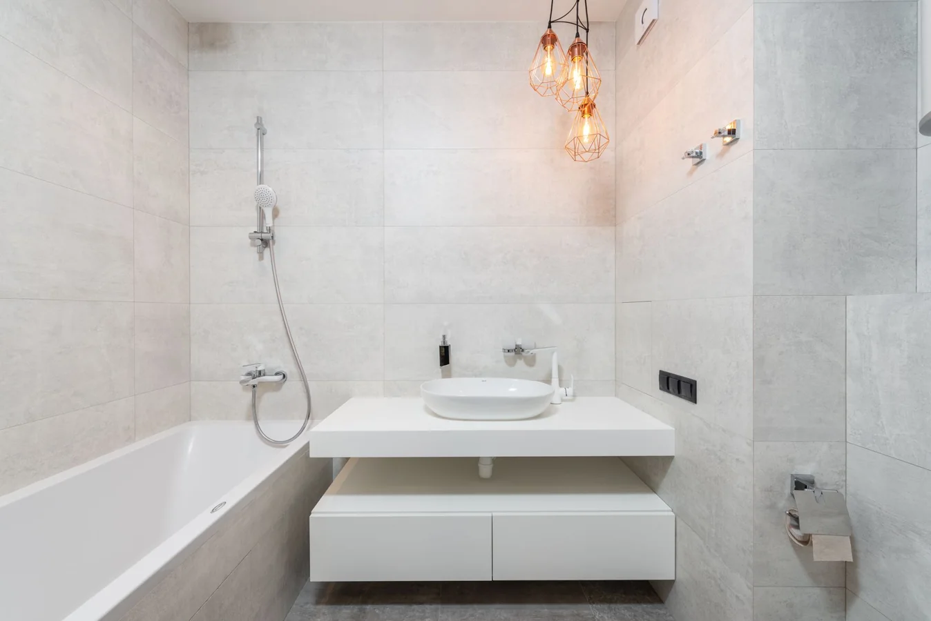 Flexible sanitaire tressé sous un lavabo dans une salle de bain