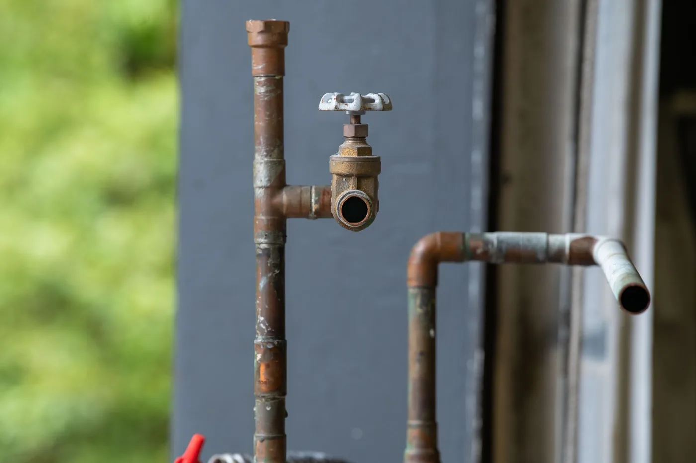 Fuite d’eau après compteur près d’un compteur d’eau
