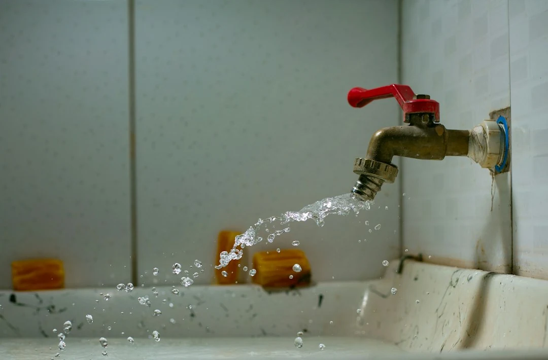 Fuite sur raccord PER derrière cloison avec trace d humidité sur mur