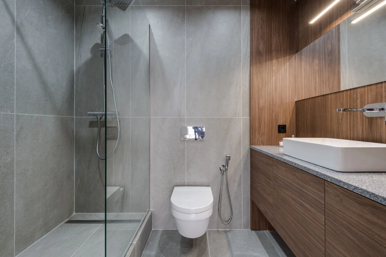 Inspection d une fuite sur receveur de douche italienne dans une salle de bain