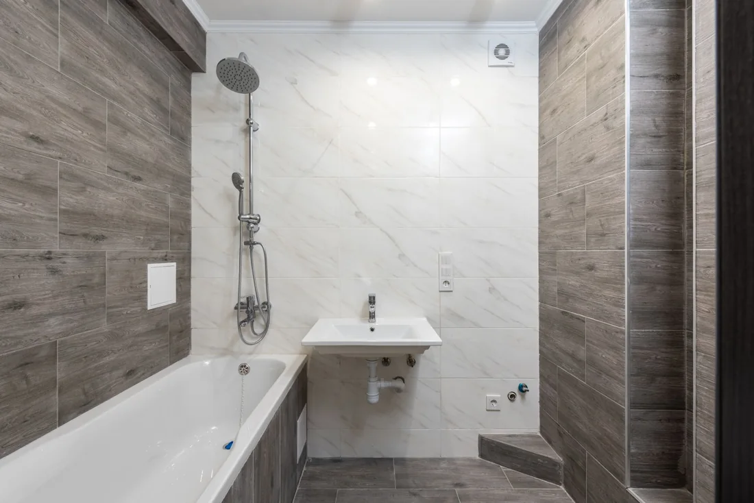 Contrôle de la bonde et du receveur d une douche italienne par un professionnel