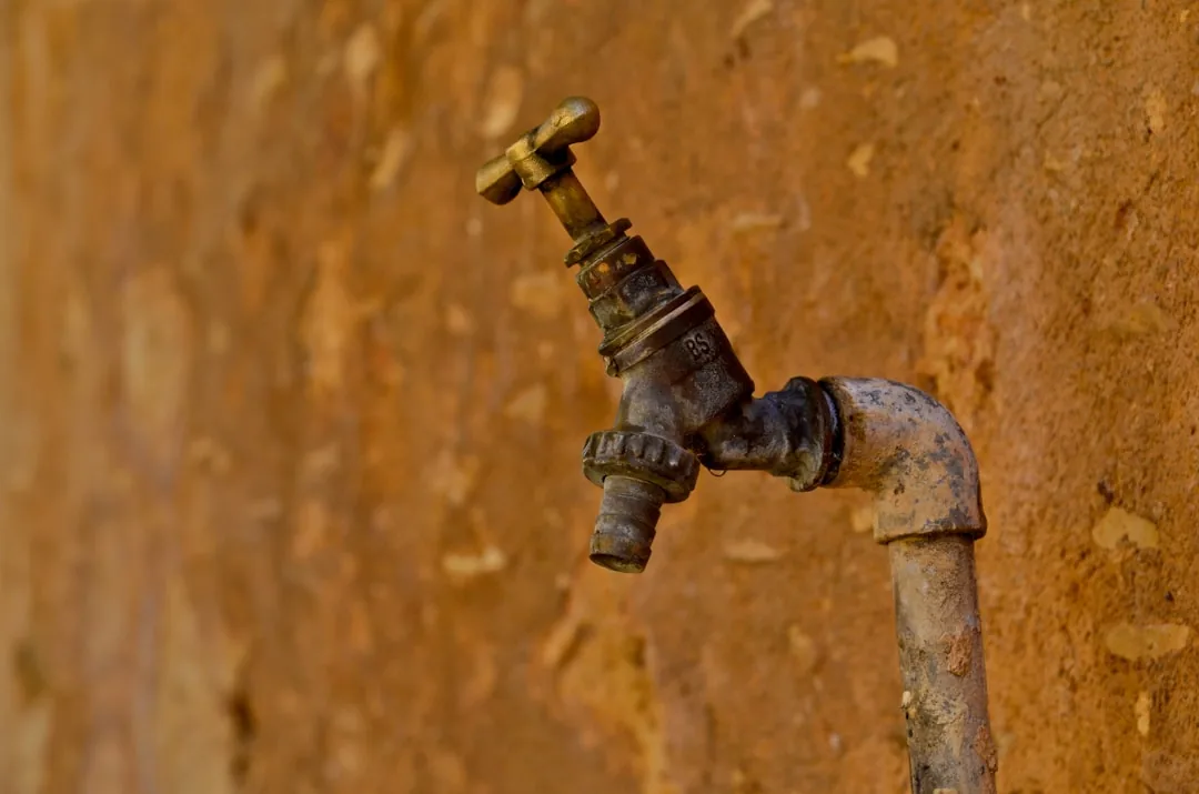 Gros plan sur une vanne d’eau, utile pour illustrer une fuite sur robinet d’arrêt WC