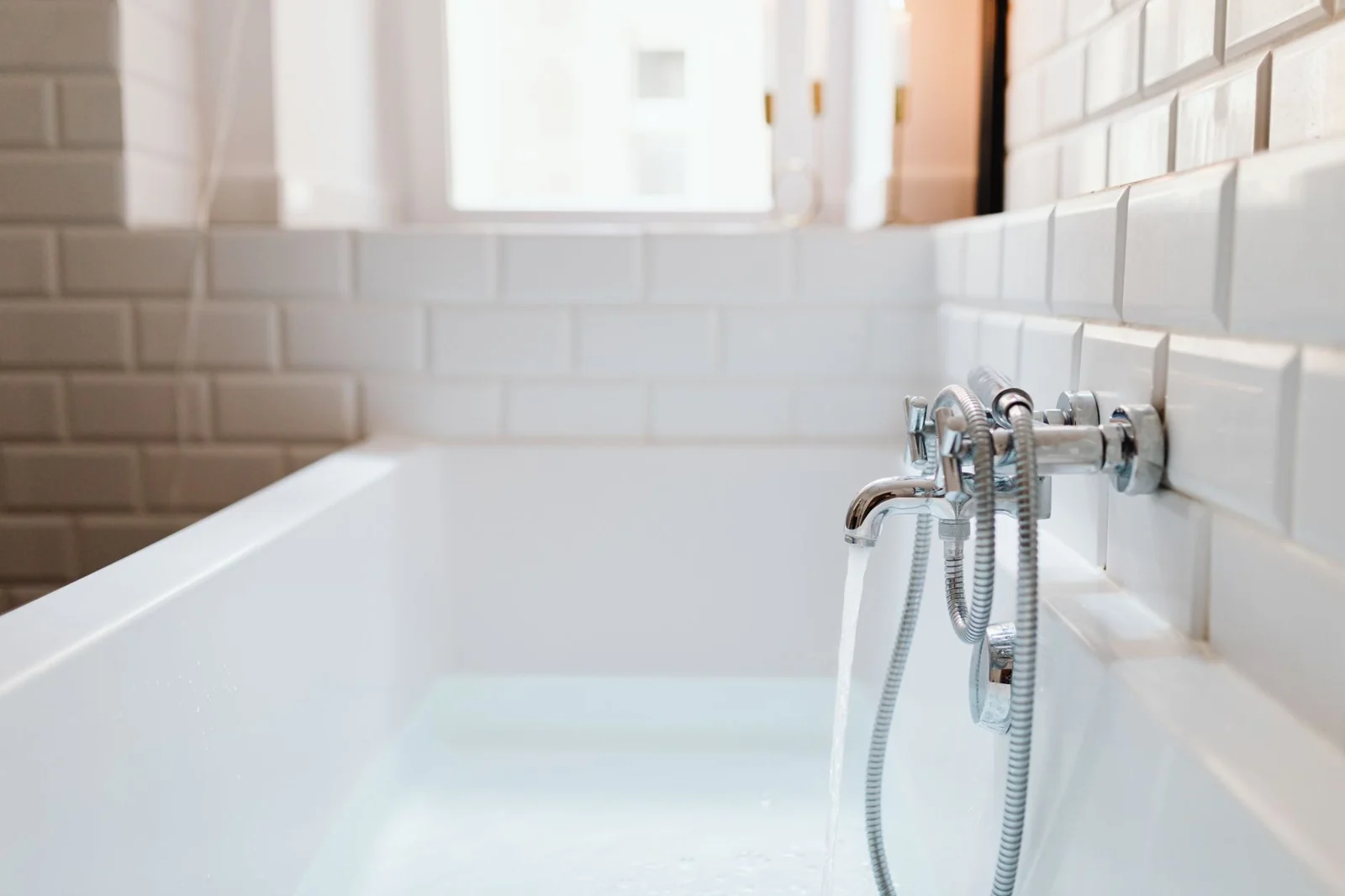 Fuite sous baignoire inaccessible avec traces d humidité en salle de bain