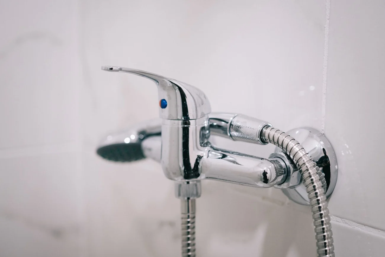 Recherche de fuite sous baignoire avec contrôle de bonde siphon et trop plein