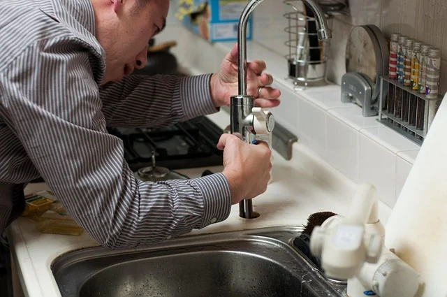 Fuite sous évier en cuisine avec inspection de plomberie