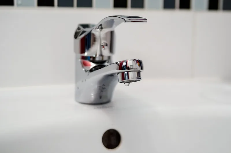 Groupe de sécurité de chauffe-eau avec fuite visible
