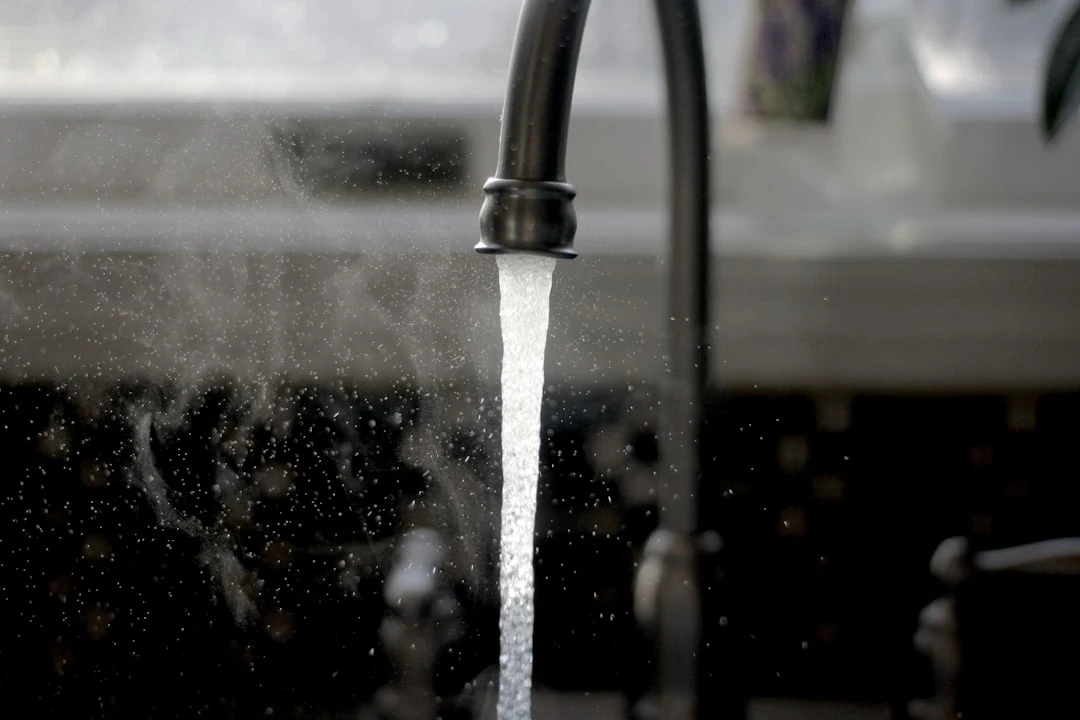 Joint de bonde évier qui fuit avec eau sous le meuble de cuisine