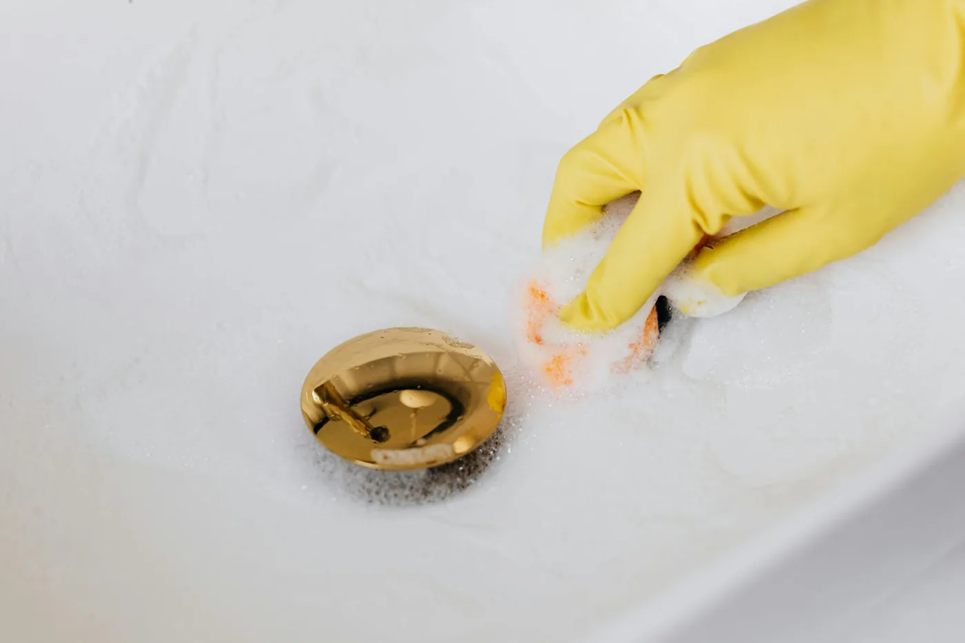 Lavabo bouché eau remonte dans une salle de bain