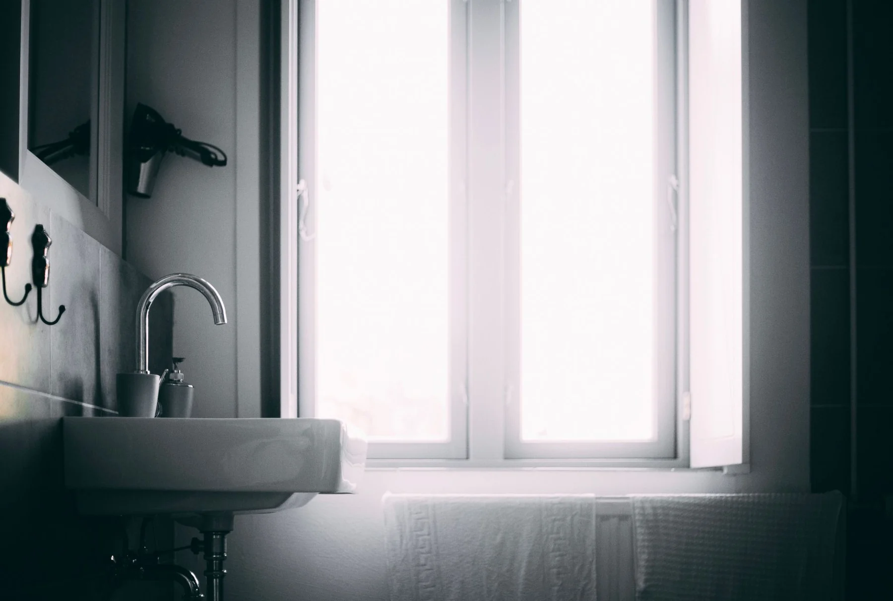 Inspection du siphon et de l évacuation d un lavabo bouché à Lyon