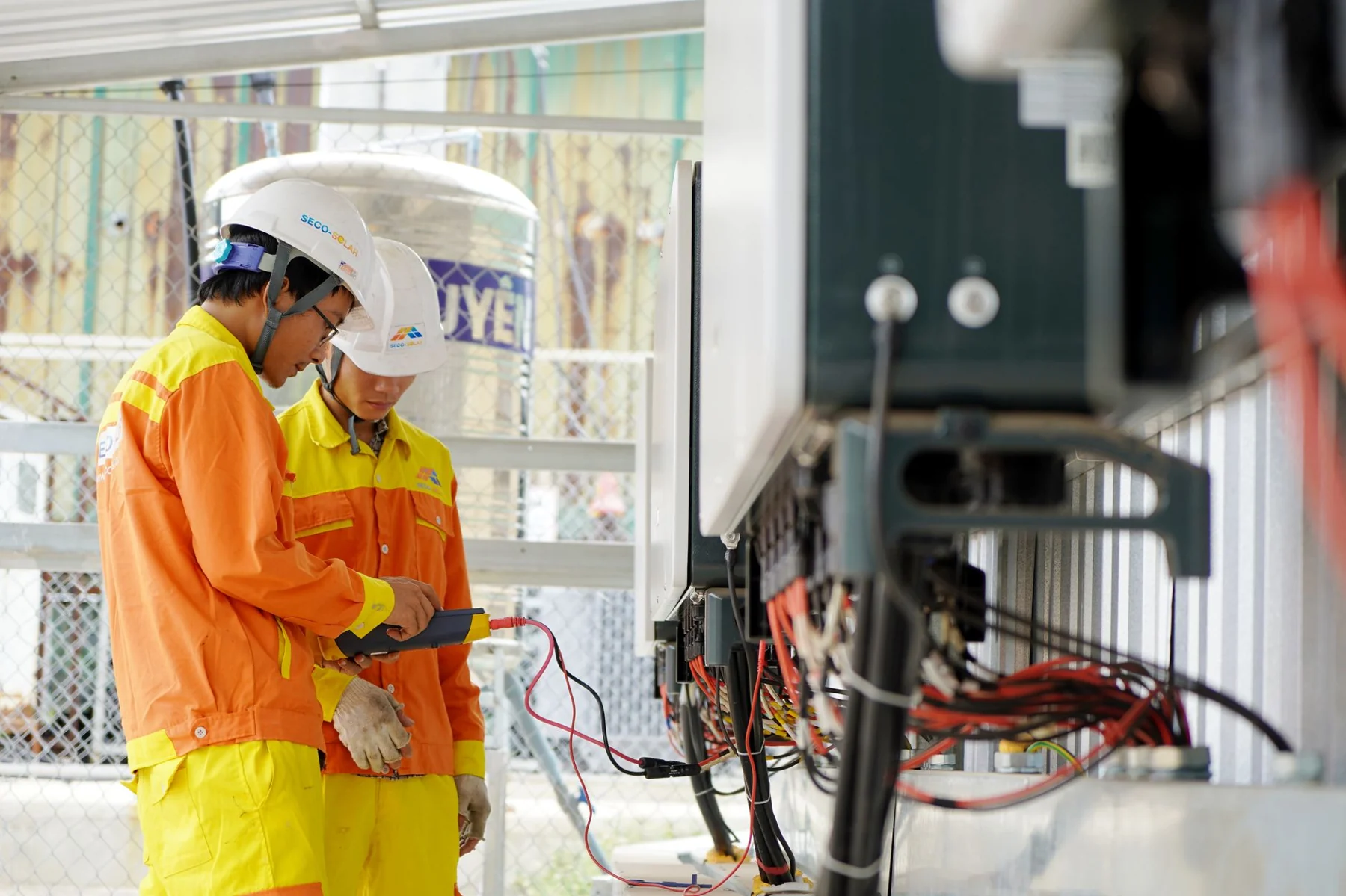 Technicien vérifiant une micro station après déclenchement d alarme