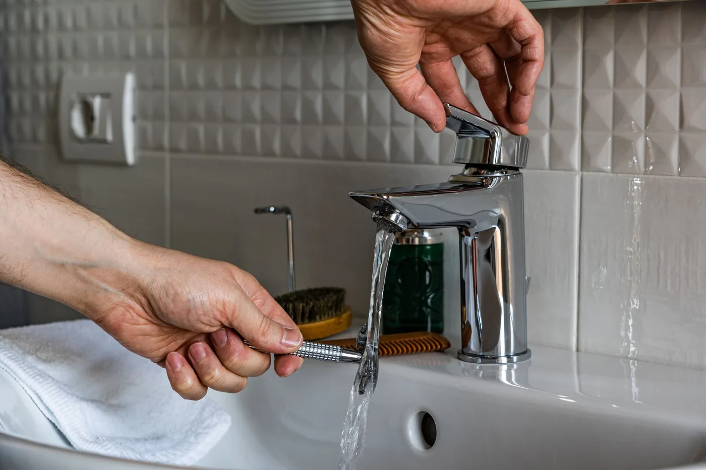 Mitigeur qui goutte dans une salle de bain