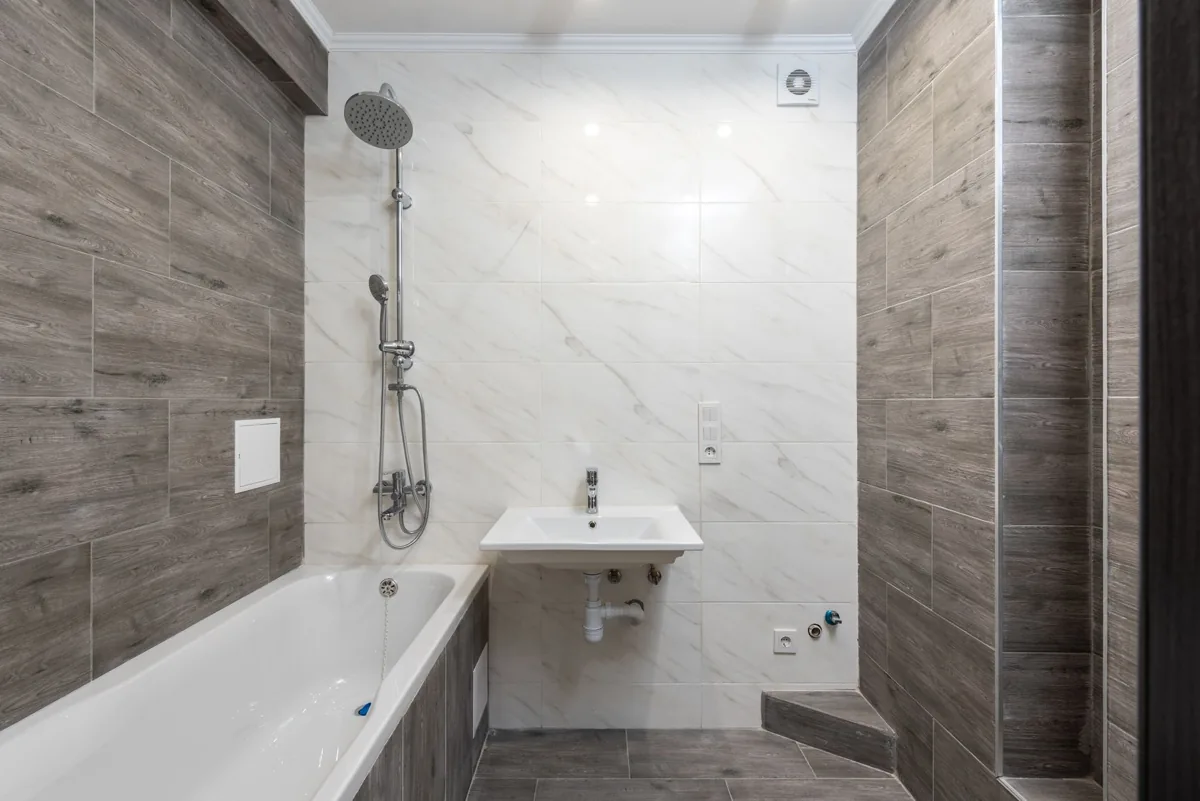 Bonde de douche dans une salle de bain à inspecter pendant un dépannage