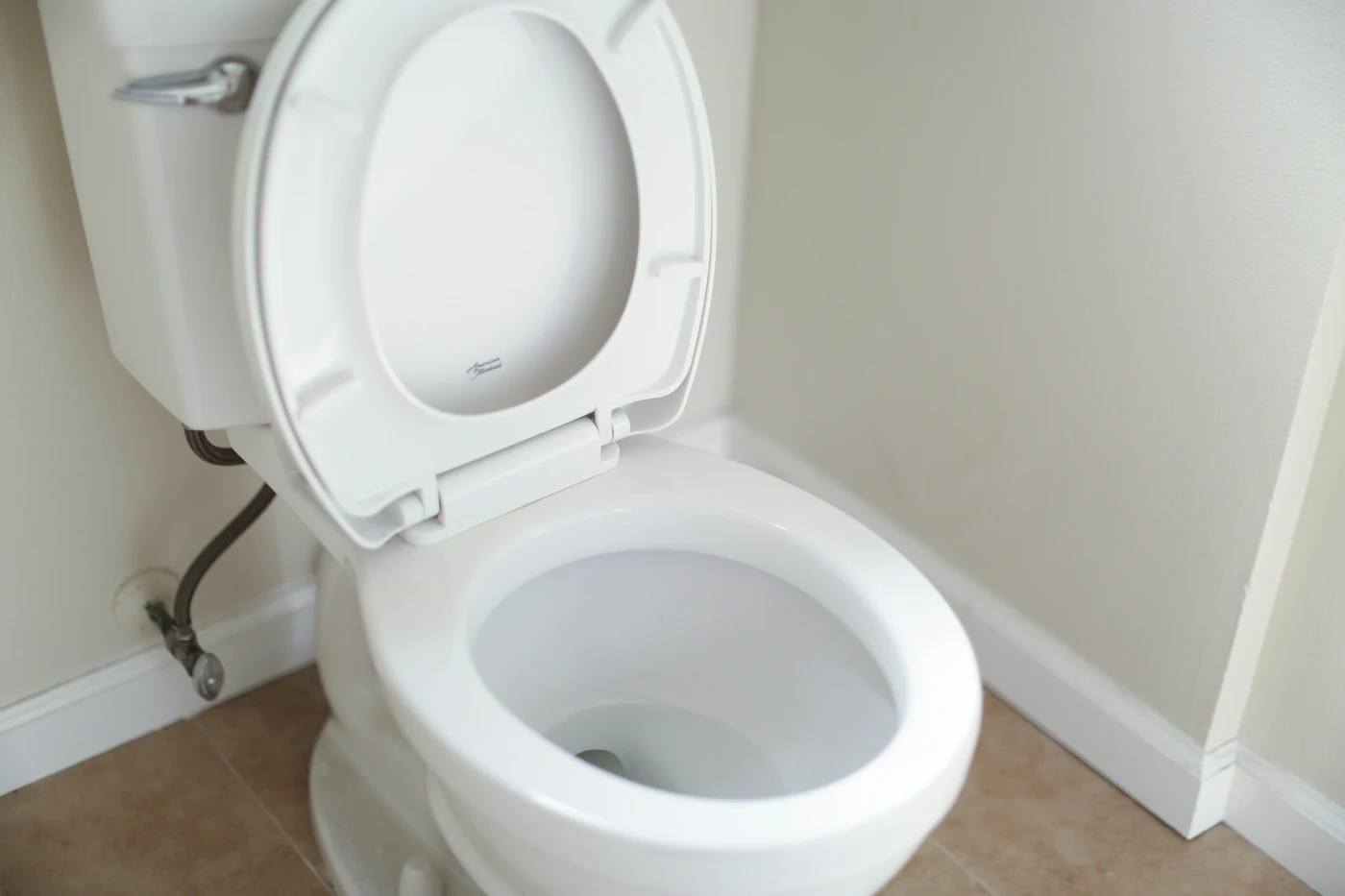 Papier toilette ne se dissout pas WC bouché dans une salle de bain