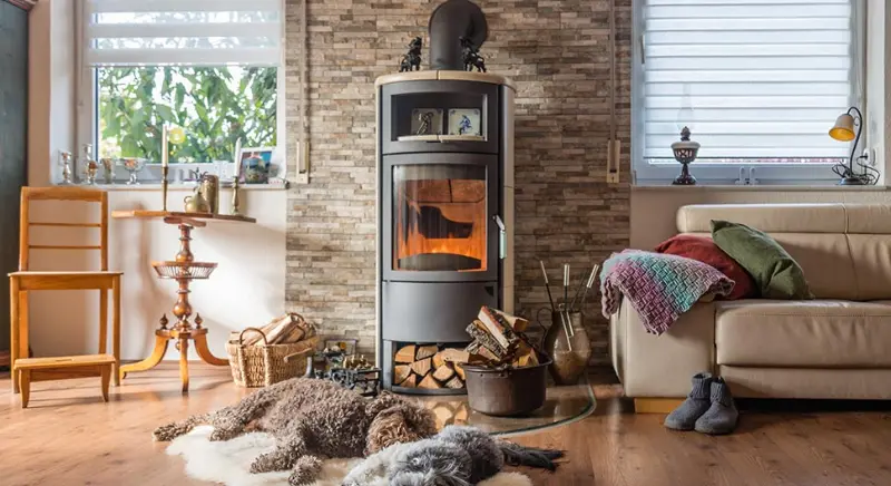 L'habillage mur derrière poêle à bois