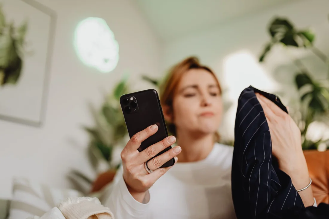 Client montrant une photo de fuite sur smartphone pour un devis plomberie
