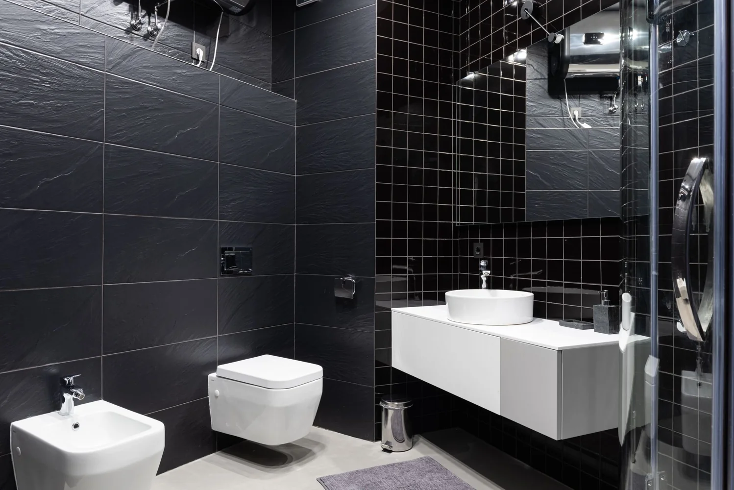 Ouverture de plaque de commande sur réservoir encastré de WC pour diagnostic de fuite