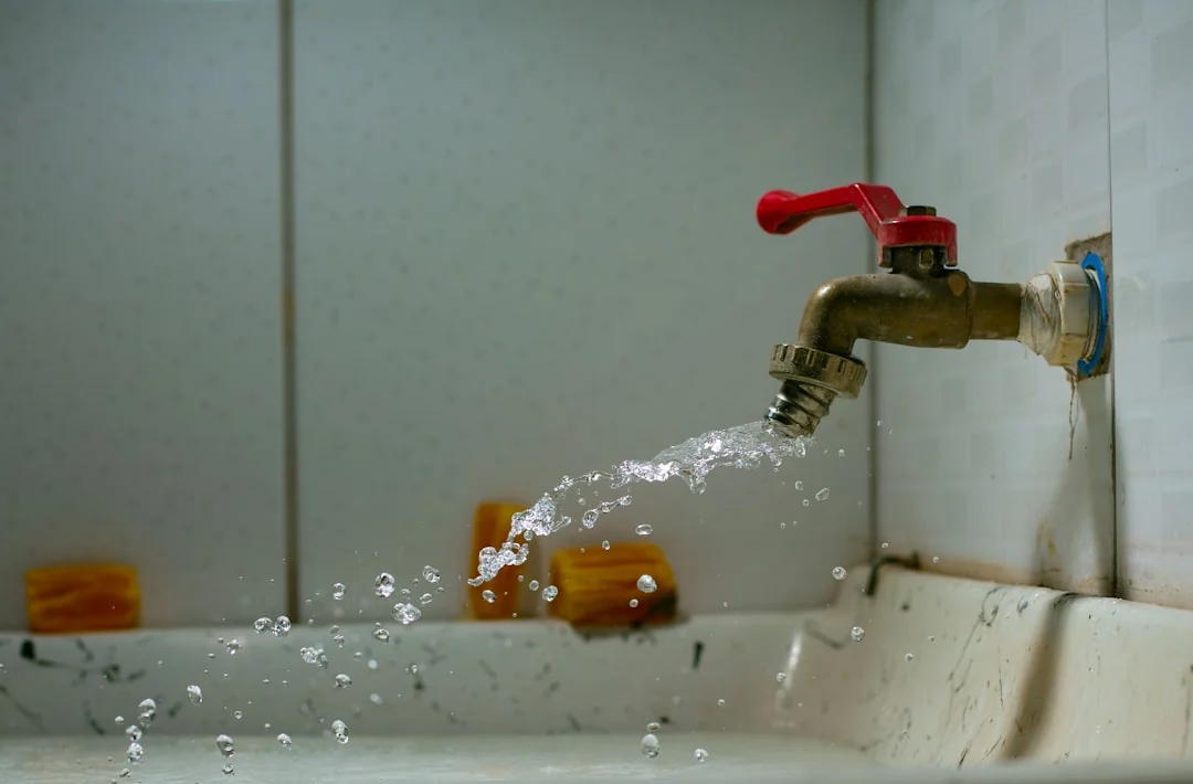 Robinet d’arrêt général d’eau en appartement manipulé avec précaution