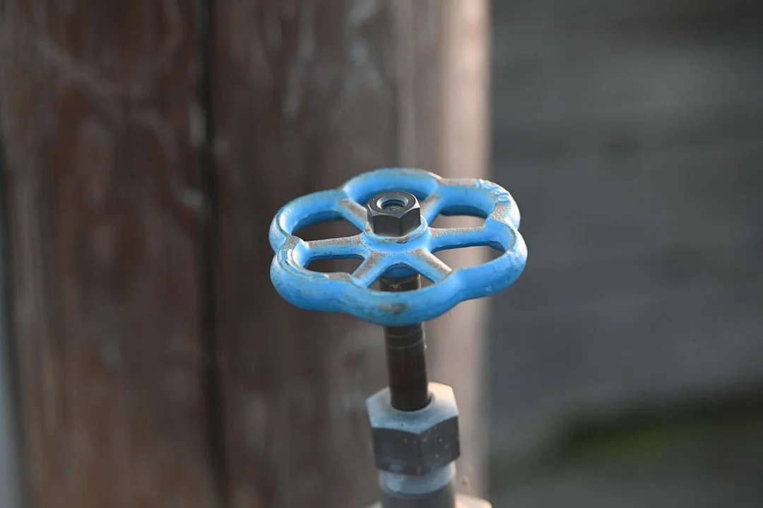 Vanne d’arrêt d’eau d’appartement contrôlée avant intervention de plomberie