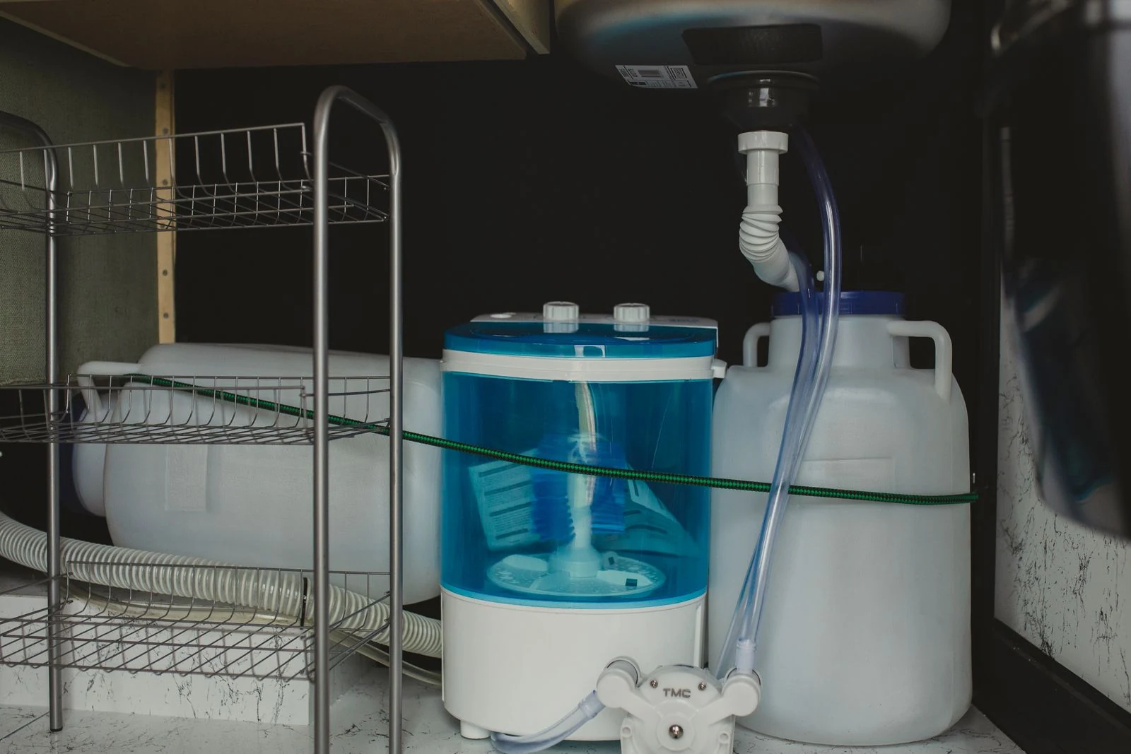 Robinet et arrivée d eau de machine à laver dans un espace buanderie